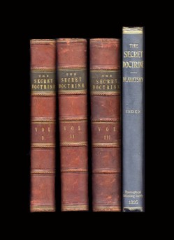 Les volumes de « La Doctrine secrète », dans l’édition originale de 1888 toute faite de cuir rouge